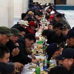 Kırgızistan'da hem soydaşlarımız hem de kardeşlerimizle 2 bin kişilik iftar