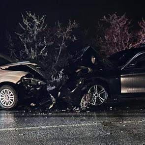 Bursa'da iki otomobil kafa kafaya çarpıştı: 1'i ağır 5 kişi yaralandı
