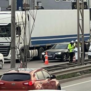 D-100’de tırın altında kalan motosiklet sürücüsü hayatını kaybetti