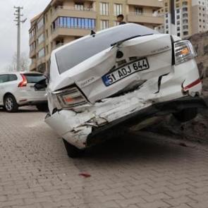 Direksiyonda rahatsızlanan sürücü kazaya neden oldu: 4 yaralı