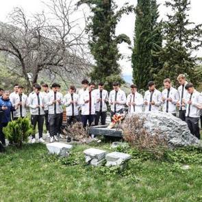 Trabzonspor 19 Yaş Altı Takımı, S&uuml;mer ve &Ouml;zyazıcı'nın kabirlerini ziyaret etti