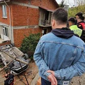 Aracını park etmek isterken yüksekten düşerek takla attı