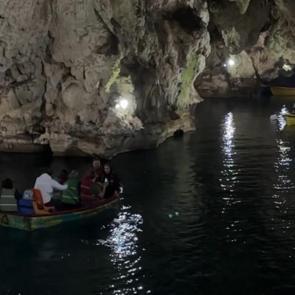 Bu göl 80 metre derinde: Mağarada kayık sefasına çıktılar