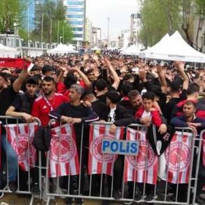 2. Lig ekibinin taraftarından b&uuml;y&uuml;k destek! Sokakları trib&uuml;ne &ccedil;evirdiler