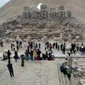 Devasa heykellere akın! Nemrut Dağı bu bayram da boş kalmadı