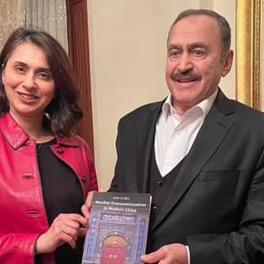 Eski bakan Eroğlu paylaştı: Kızı Hale Eroğlu'ndan “Çinli Müslümanların Tarihi” eseri!