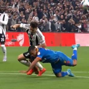 Ma&ccedil;a damga vurdu! T&uuml;praş Stadı'nda tartışmalı pozisyonlar