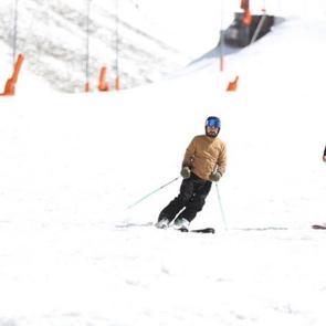 Türkiye’de tek: Palandöken’in bir yanı kar bir yanı bahar!