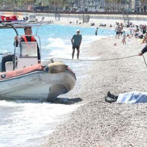 Elbiseleriyle girdiği denizde boğuldu