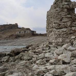 Ada görünümlü kalede sular çekildi: Savunma yapısı gün yüzüne çıktı!