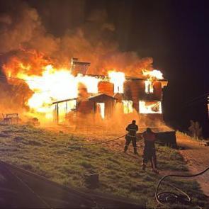 Artvin'de 2 katlı ahşap ev, alev alev yandı