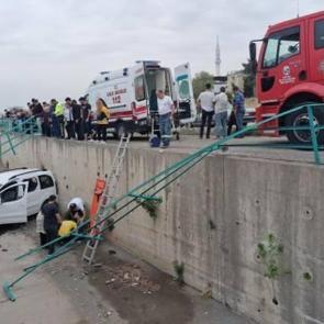 Fren yerine gaza basınca araç su kanalına uçtu: 2 yaralı