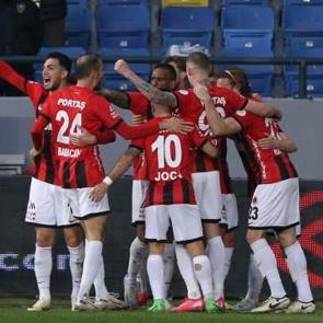 Gen&ccedil;lerbirliği'nde oyuncular antrenmana &ccedil;ıkmadı! Başkan olaya el attı