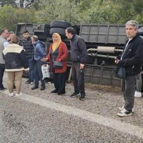 Kuşadası'nda servis aracı devrildi: 12 yaralı