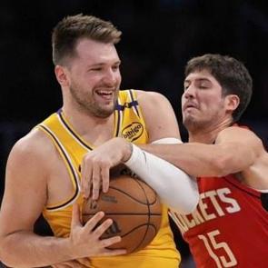 NBA'de Lakers, Doncic'in damga vurduğu ma&ccedil;ta Rockets'ı farklı yendi