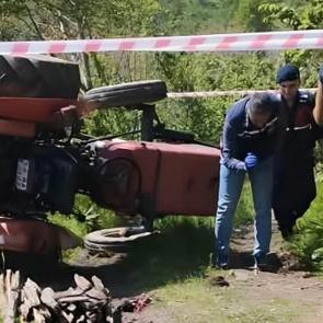 Sakarya’da devrilen traktörün sürücüsü öldü