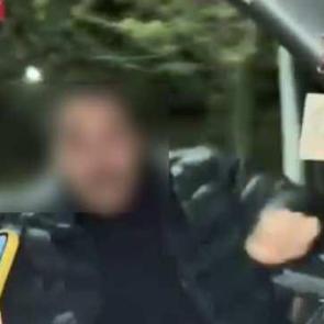 Seyir halindeki aracın sürücüsü kapıyı açıp dans ederken yola düştü