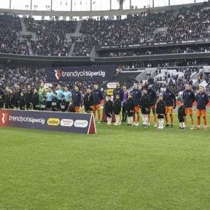 Beşiktaş trib&uuml;nlerinden futbolculara flaş tepki! 