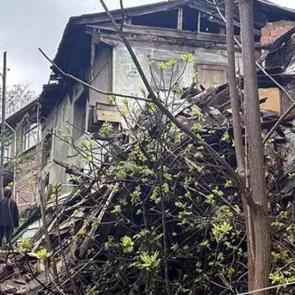 Tekirdağ'da 2 katlı boş ahşap ev çöktü