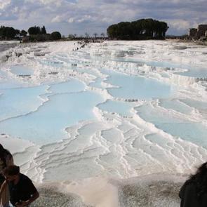 T&uuml;rkiye&rsquo;deki &rdquo;Harikalar diyarı&rdquo;! Bulutların &uuml;zerinde y&uuml;r&uuml;r gibi: Peki nasıl oluştu?