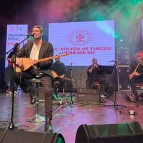 Uğur Işılak Sivas'ta konser verdi