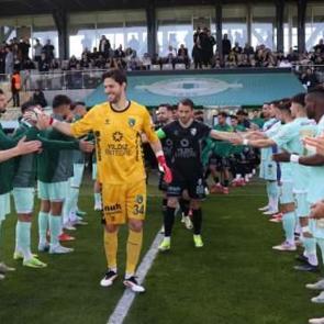 1. Lig ekibinden fair-play &ouml;rneği! Şampiyona alkışlı ve &ccedil;i&ccedil;ekli karşılama!