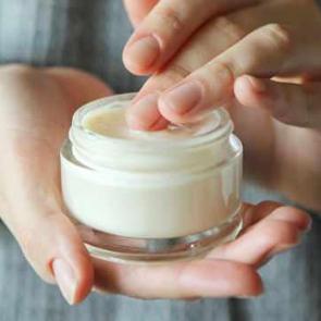 Evde Doğal Vazelin Yapımı: Kimyasal İ&ccedil;ermeyen Cilt Bakımı M&uuml;mk&uuml;n!