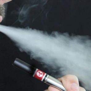 Gen&ccedil;ler elektronik sigaranın hedefinde!