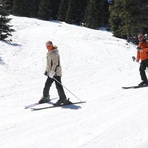 G&uuml;neşli havada kayak keyfi! Pistler yeniden doldu