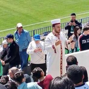 K&ouml;t&uuml; gidişat sonrası ma&ccedil;a gelen hoca trib&uuml;nde dua etti! Puanı kaptılar