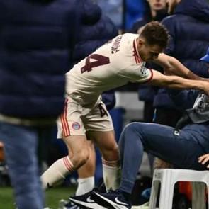 Elenme hıncını &ccedil;ocuktan &ccedil;ıkardı: Top toplayıcı &ccedil;ocuk ne olduğunu anlayamadı