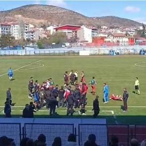 &Ouml;nce faul yaptı sonra tekme attı: Kavgayı g&uuml;venlik ekipleri yatıştırdı