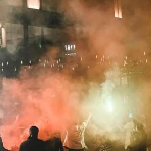 Taraftarlar kamp yapılan otele gitti! Futbolcularla birlikte şampiyonluk kutladı