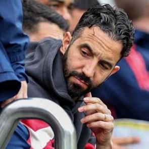 United'ın hocası taraftarı karşısına aldı: "4-2 gerideyken eve d&ouml;nenlere &uuml;z&uuml;l&uuml;yorum"