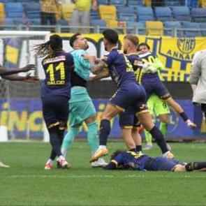 1. Lig'de ortalık karıştı! Futbolcular birbirine girdi