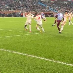 Akyazı'da ilgin&ccedil; anlar! 4 dakikalık incelemeyle penaltı verildi