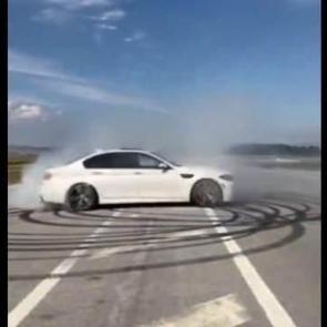 Amasya’da havalimanı yolunda drift atan sürücüye 34 bin 880 TL para cezası