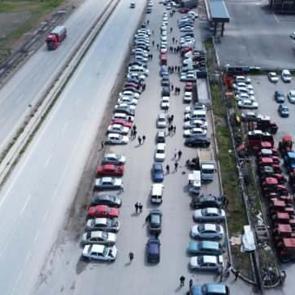 İkinci el oto pazarındaki ara&ccedil;lara bakan &ccedil;ok, alan yok