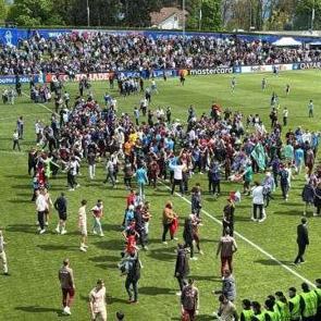 Trabzonspor Avrupa'da ilki başardı! Ma&ccedil; sonu taraftarlar sahaya akın etti