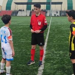 Trib&uuml;nler 17 yaşındaki hakemi alkışladı: Rekabet bir s&uuml;reliğine unutuldu