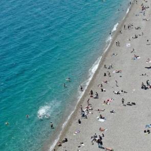 Antalya’da bahar havası: Konyaaltı Sahili’ne akın ettiler!