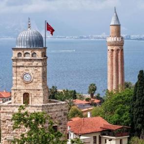 Asırlık kulenin saatleri &ccedil;alındı! Artık &lsquo;zamana&rsquo; direnemiyor