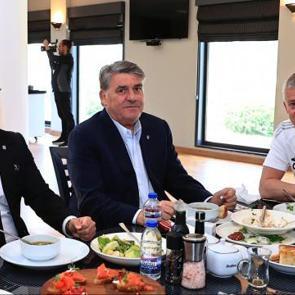 Beşiktaş Başkanı Serdal Adalı, Futbol A Takımı ile buluştu