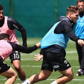 Beşiktaş derbi hazırlıklarını 3 eksikle s&uuml;rd&uuml;rd&uuml;