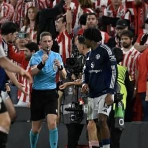 Fenerbah&ccedil;e'yi yakan hakem Bilbao'yu da &ccedil;ıldırttı! Taraftar sahaya iniyordu