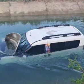 Hafif ticari araçla suluma kanalına uçtu, yardımları reddetti