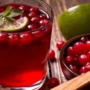 Kırmızı m&uuml;cevher: Kızılcık! Hastalıkların &ouml;n&uuml;ne ge&ccedil;ip enfeksiyonları temizliyor