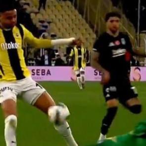 Kadık&ouml;y'de hakeme penaltı isyanı! Fenerbah&ccedil;eliler &ccedil;ıldırdı