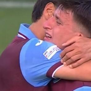 Final ma&ccedil;ında duygulandıran anlar! G&ouml;zyaşlarına boğuldu