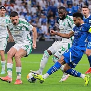 Merih Demiral &ccedil;ok sinirlendi, &uuml;zerlerine gitti! Jesus sakinleştirdi